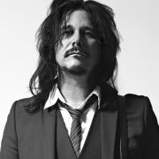 Gilby Clarke marche seul