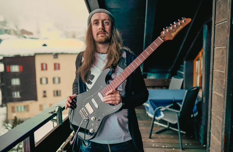 LES NÉO-GUITARISTES – 20 TALENTS QUI REDÉFINISSENT L’INSTRUMENT
