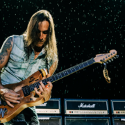 Nuno Bettencourt : « Mes deux guitares principales appartenaient à des fans »