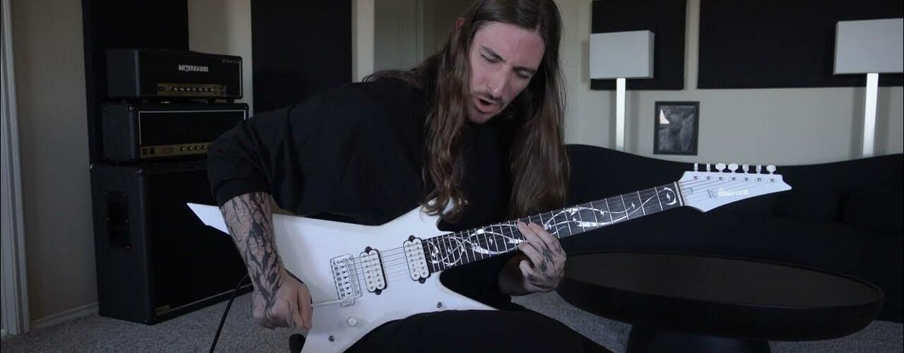 Scott Lepage (Polyphia) dévoile son nouveau modèle signature en loucedé